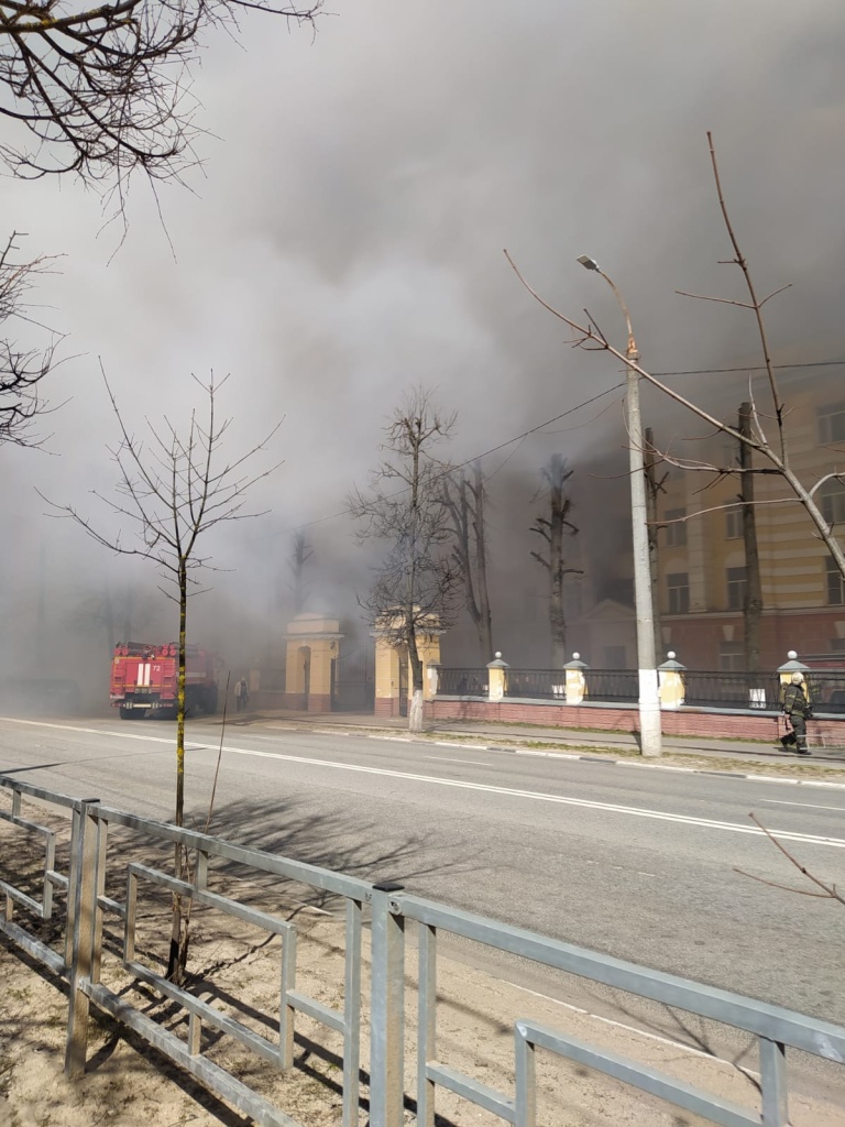 В Твери в здании ЦНИИ-2 произошел крупный пожар